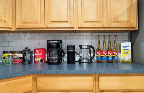 Southeast Yonkers Apartment | Spacious 3-bedroom apt Near Metro North with WiFi, AC in Yonkers