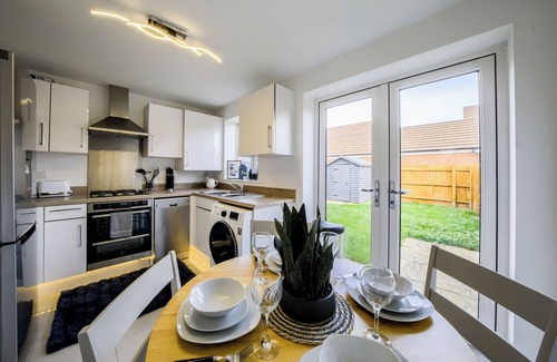 Cranfield House | Spacious 3-Bedroom House | Wi-Fi | Serviced Stays