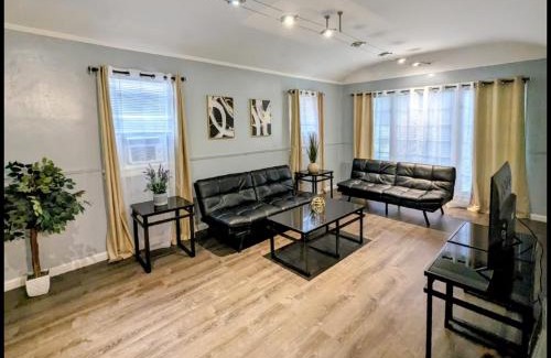 Fairfax District Apartment | Spacious 3 bedroom home by Melrose and 10 minutes to Hollywood Walk of Fame