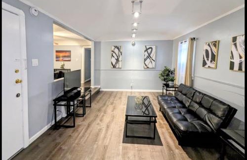 Fairfax District Apartment | Spacious 3 bedroom home by Melrose and 10 minutes to Hollywood Walk of Fame
