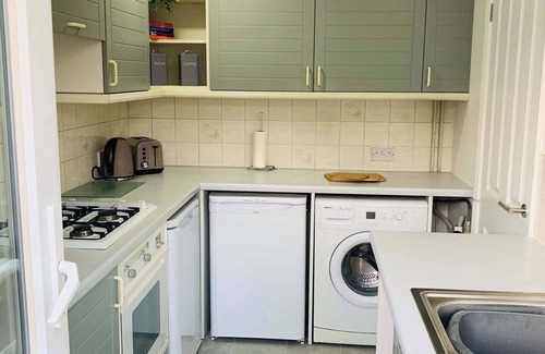 Farnham House | Spacious 3 Bedroom Home with Garden in Farnham