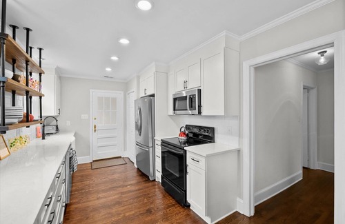 Barclay Downs House | Spacious 3 Bedroom in Myers Park!