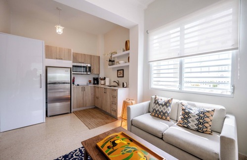 San Mateo Apartment | Spacious 3 Bedroom Retreat | Urban Charm + Rooftop Pool