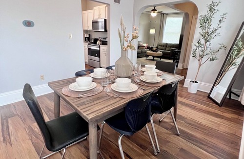 Shaw Apartment | Spacious 3 Bedroom Sleeps 5 - Walk to Botanical Garden - Long Term Pet Friendly