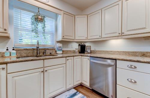 Tarpon Springs House | Spacious 3 Bedroom PET FRIENDLY!- Close to beach!