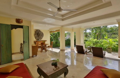 Penatih Villa | Spacious 3 Bedroom villa near Ubud features 2 swimming pool and 2 gazebos