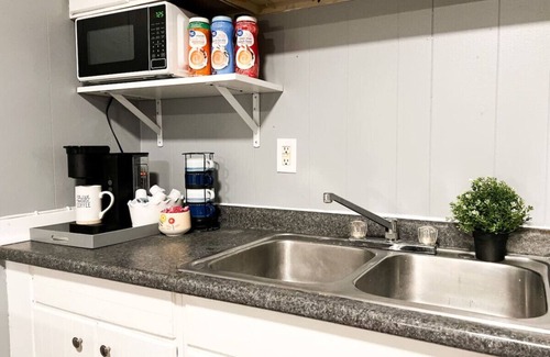 Jeannette Apartment | Spacious 3 Bedroom w/7 beds + Sleeps up to 10