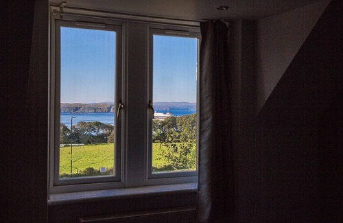 Uig House | Spacious 3 bedrooms, 3 living rooms, 2 bathrooms with Great sea front view