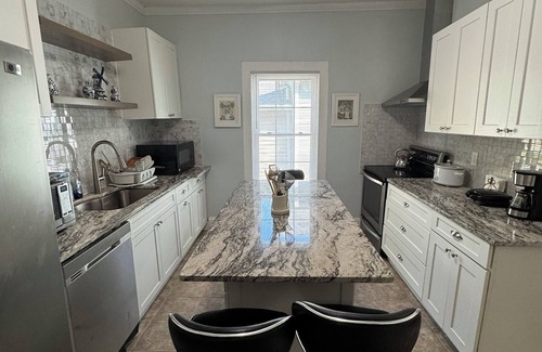 Newell House | Spacious 3-BR Bungalow with Full Amenities Near University Area