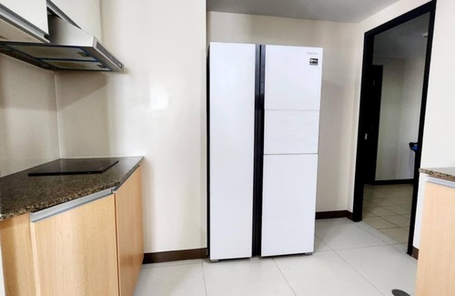 San Antonio Condo | SPACIOUS 3-BR Condo in Terrific Makati with KING BED WiFi, AC, fitness room