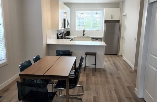 Evanston House | Spacious 3 BR Corner Townhome in Evanston Park!