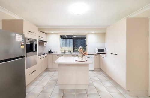 Calamvale House | Spacious 3-BR Haven Prime Location Shopping Centre