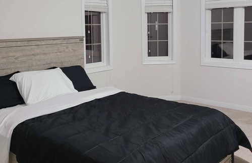 Ajax House | Spacious 3 BR Home Getaway - Fully Furnished
