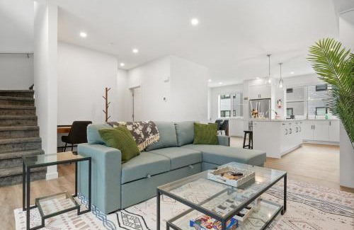 Southwest Calgary House | Spacious 3 Story Townhome, 2 Car Garage, Sleeps 8, AC, King Bed, 10km from Calgary Downtown, Near Banff