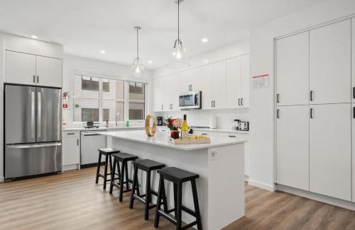 Southwest Calgary House | Spacious 3 Story Townhome, 2 Car Garage, Sleeps 8, AC, King Bed, 10km from Calgary Downtown, Near Banff