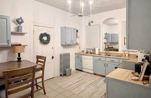 College Hill Apartment | Spacious 3B1B,Full Kitchen,Private Parking, Walk to BROWN & RISD