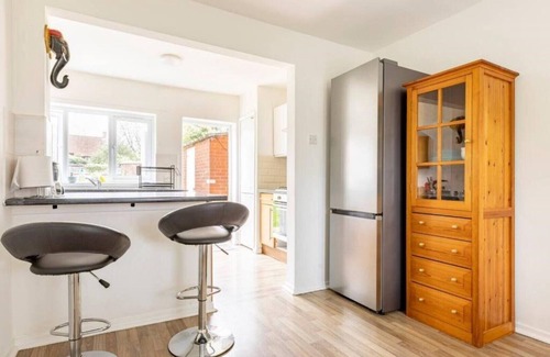 London Borough of Hounslow House | Spacious 3bhk Near Heathrow