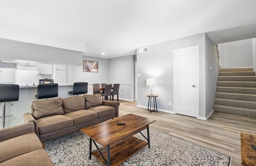 North University Apartment | Spacious 3BR/2BA next to UT 8936