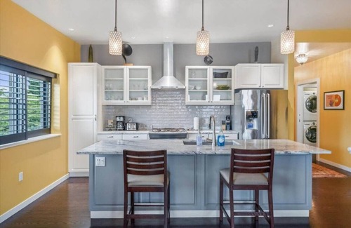 Belmont Hotel | Spacious 3BR/2BA w/Steam Shower, Gated Parking & Full Kitchen