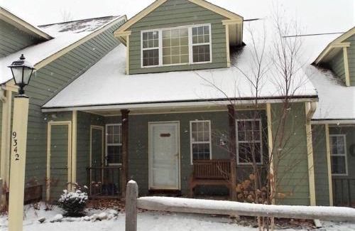 Hancock House | Spacious 3BR 3BA Sleeps 8 Ski On Off Jiminy Mountain Resort