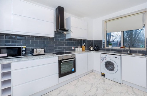 Penge Apartment | Spacious 3BR, 5min Penge St, Crystal Palace Park