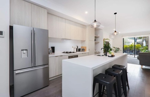 West Footscray House | Spacious 3BR Family Home with Backyard, Fast WiFi, and Free Carpark