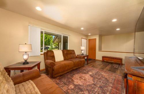 Spokane Valley House | Spacious 3BR Family Retreat w Fire Pit BBQ Smart TVs & More