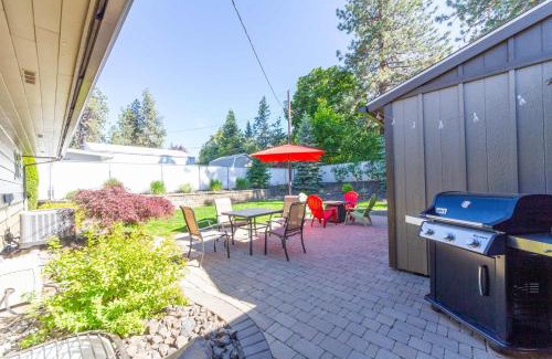 Spokane Valley House | Spacious 3BR Family Retreat w Fire Pit BBQ Smart TVs & More
