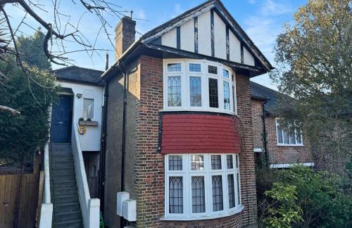 Hillside Apartment | Spacious 3BR Home in Heart of Wimbledon