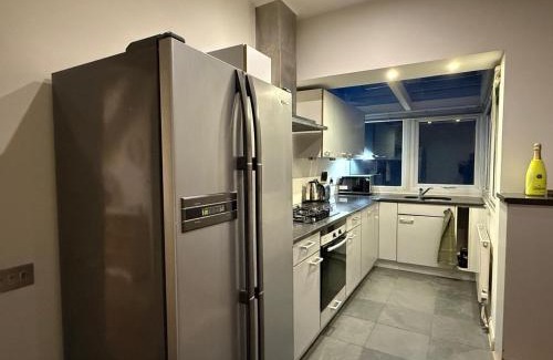 Hillside Apartment | Spacious 3BR Home in Heart of Wimbledon