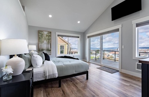 Port Gardner House | Spacious 3BR Home Sleeps 8 Private Backyard