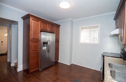 Niagara Falls House | Spacious 3BR House-Clifton Hill ,super close to the Falls.