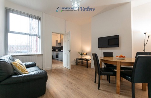 Leigh House | Spacious 3BR House in Leigh Ideal for Contractors&Families Long Stays Welcome