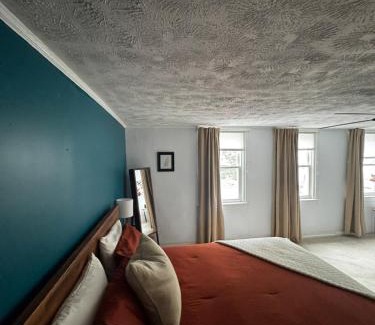 East Allegheny House | Spacious 3BR Northside Stay Master 2 Full Baths