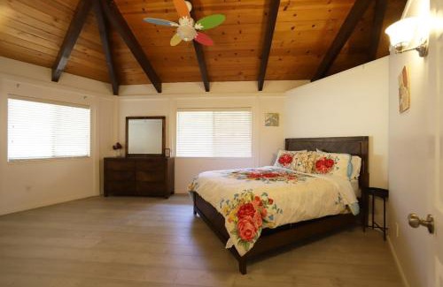 Apple Hill House | Spacious 3BR Retreat - Sleeps 10 - Free Parking