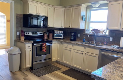 San Luis Beach House | Spacious 4 B/R 3 BA - best of both - Bay and Gulf