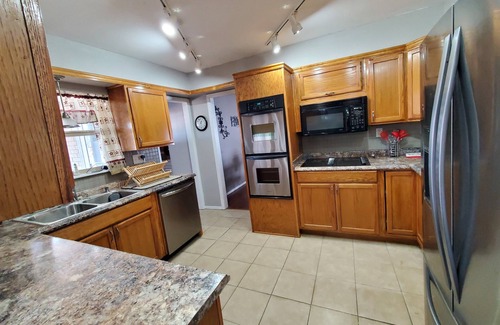 Kingston House | Spacious 4 Bd, 3 Ba ,Billard and Poker tables, Skee ball,Hot Tub & More!