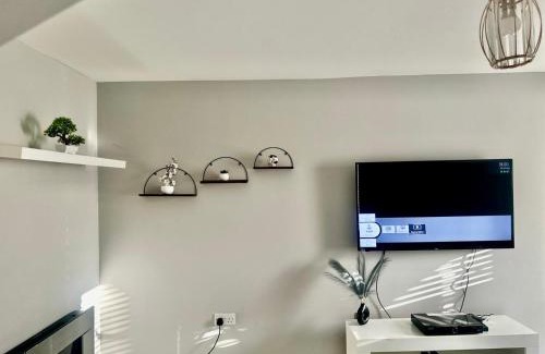 Wolverhampton House | Spacious 4-Bed House Close to City Centre