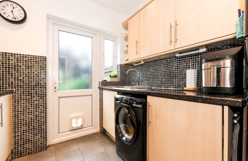 New Eltham House | Spacious 4-Bed House Direct Link to Central London| Pass the Keys