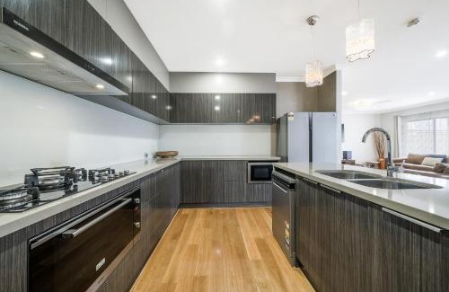 Byford House | Spacious 4-Bed House with Outdoor Area