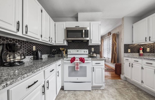 Worcester House | Spacious 4-bedroom, 2 bathroom house with WIFI in charming Worcester