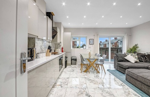 Cowley House | Spacious 4 bedroom 4 bath-Free Parking Great Links