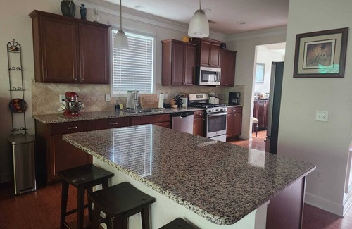 Burlington House | Spacious 4-bedroom house with WiFi and AC in Burlington. On a cul-de-sac.
