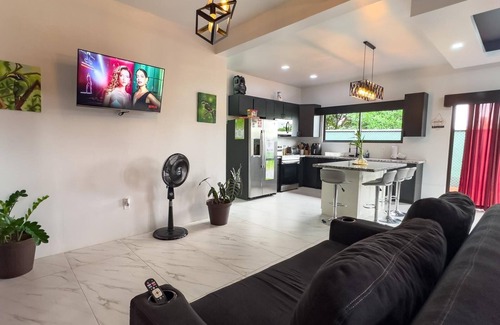 Agonia House | Spacious 4-bedroom house with WiFi, AC in lovely La Fortuna