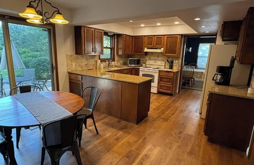 Mount Air House | Spacious 4-bedroom house with WiFi, in Worthington Hills