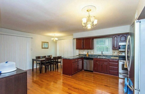 Foxcroft Square House | Spacious 4-bedroom house in peaceful Glenside with WiFi, AC