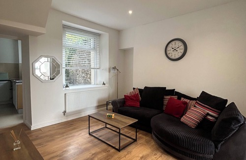 Castle House | Spacious 4 Bedroom House - Central & Pet Friendly