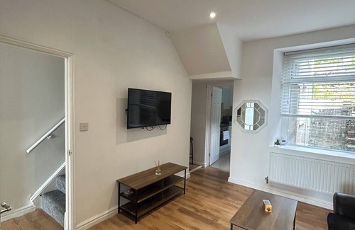 Castle House | Spacious 4 Bedroom House - Central & Pet Friendly