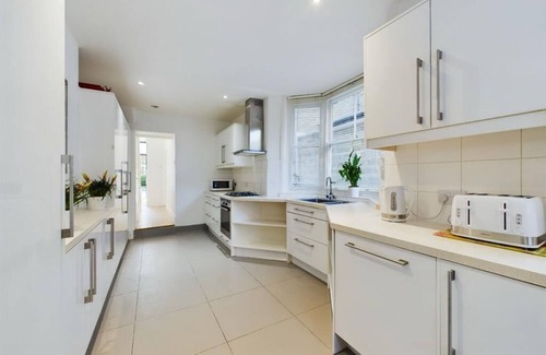 Elephant and Castle Apartment | Spacious 4 Bedroom Modern Flat in Central London