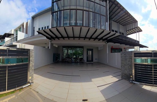 Pasir Gudang House | Spacious 4-bedroom townhome with AC, WiFi in serene Masai - Netflix and Disney